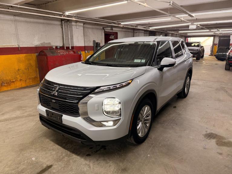 2022 Mitsubishi Outlander ES S-AWC's photo